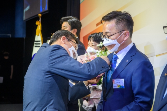 이정열 위드림 대표이사가 지난 16일에 열린 2020년 장애인고용촉진대회에서 장애인고용촉진 유공자 정부 포상 ‘국무총리 표창’을 수상했다. / 사진 = 아모레퍼시픽