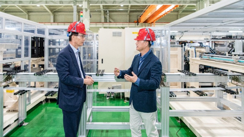 방문규 수출입은행장이 충북 청주에 소재한 엠플러스를 찾아 김종성 대표의 설명을 듣고 있다. /사진=수출입은행