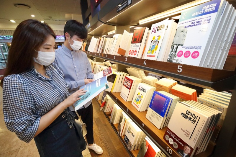 여름 휴가철을 맞아 인공지능(AI) 산·학·연 협력체인 AI One Team에서 AI/DT 관련 이해를 도울 추천 도서 9권을 20일 소개했다/사진=KT