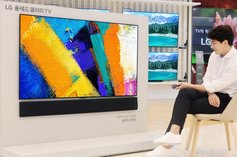 모델이 LG전자의 갤러리 디자인 사운드 바 신제품을 소개하고 있다/사진=LG전자