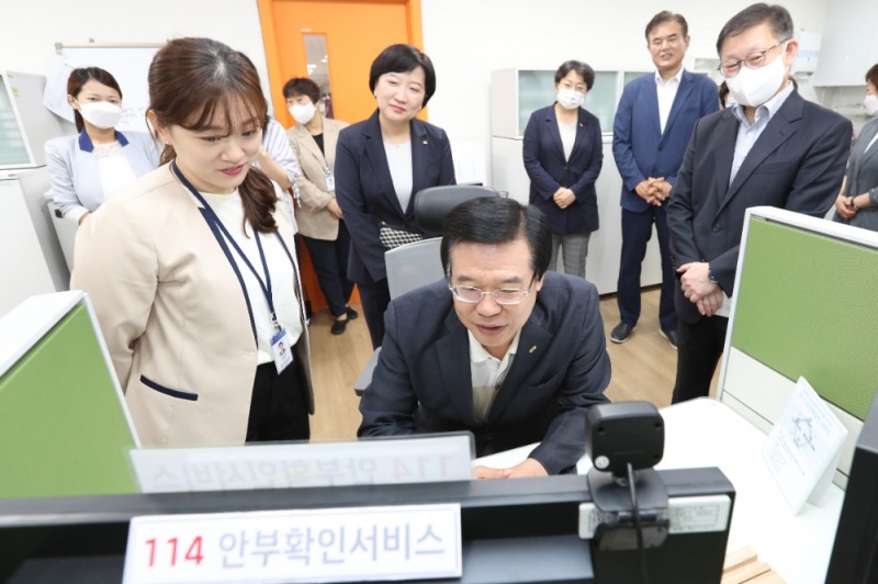 용산구치매안심센터에서 성장현 용산구청장이 KT 114안부확인서비스를 이용해 치매 독거 어르신의 안부를 확인하는 모습/사진=KT