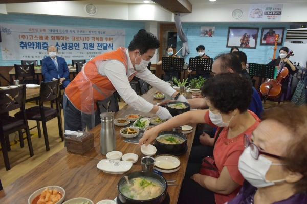 ▲정지석 코스콤 사장이 21일 영등포구 내 어르신 배식봉사를 하고 있다./ 사진=코스콤