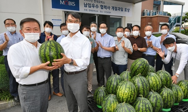 (왼쪽 정면에서)박종원 현대모비스 통합구매실 상무와 류시혁 우진공업 대표이사.