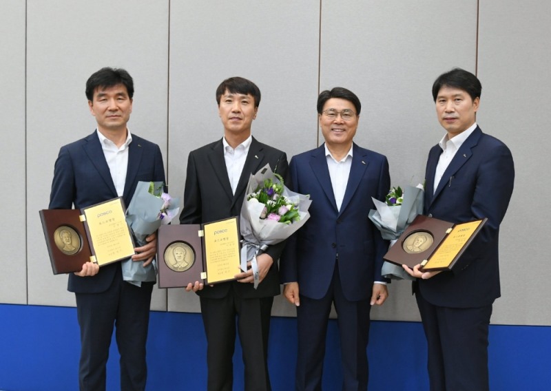 최정우 포스코 회장과 2020 포스코명장 3인이 기념촬영을 하고 있다 (좌측부터 손병근 명장, 이정호 명장, 최정우 회장, 정규점 명장)/사진=포스코