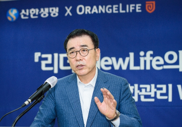 신한금융그룹 조용병 회장은 지난 22일 서울시 중구 소재 오렌지라이프 본사에서 신한생명과 오렌지라이프의 ‘NewLife 변화관리 워크숍’에 참여해 경영진들을 독려하고 있다. / 사진 = 신한생명