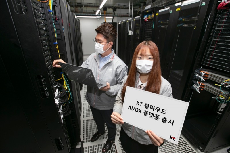 KT는 23일 서울 종로구 S타워에서 ‘클라우드 기반 디지털 혁신 전략’을 발표했다. 사진은 KT 직원들이 하반기 출시될 KT 클라우드 AI/DX 플랫폼을 홍보하고 있다/사진=KT