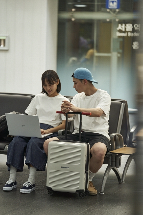 LG전자 모델이 초경량 노트북 LG 그램과 ‘LG 그램 굿즈’를 함께 사용하고 있다/사진=LG전자