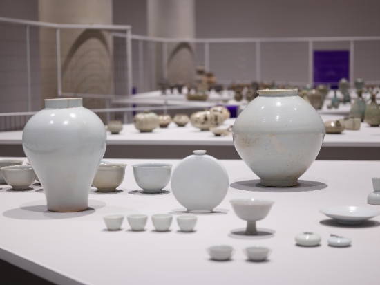 고미술 소장품 특별전. 전시장 내 전시된 도자. / 사진 = 아모레퍼시픽미술관