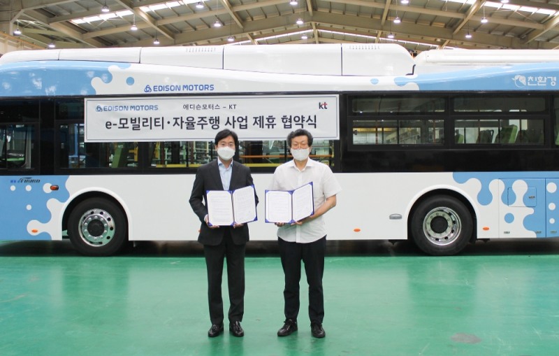(왼쪽부터) 최강림 KT 커넥티드비즈센터장 상무, 강영권 에디슨모터스 대표가 MOU 체결 후 경남 함양 에디슨모터스 본사에서 기념 촬영을 하고 있다/사진=KT