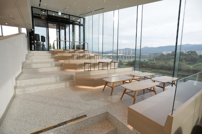 남한강이 보이는 더양평DT점 내부 / 사진 = 스타벅스코리아