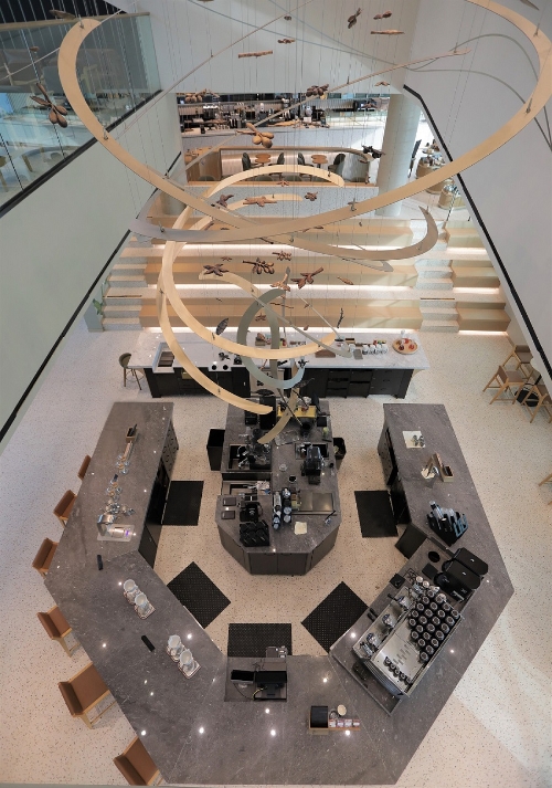 더양평DT점 3층에서 내려다본 리저브 바와 티바나 바. / 사진 = 스타벅스코리아