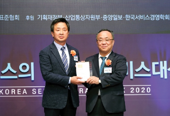 ▲ 백정완 대우건설 주택건축사업본부장(왼쪽)이 ‘2020 한국서비스대상 시상식’에서 아파트부문 종합대상을 수상한 후 기념촬영을 하고 있다. 사진 = 대우건설