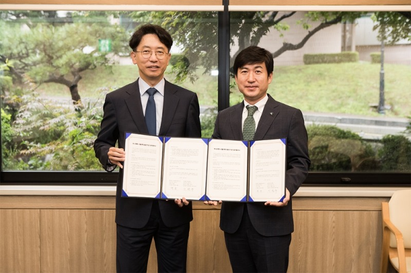 하나은행은 23일 서울대학교 관악캠퍼스에서 (재)서울대학교발전기금과 신탁을 통한 유산기부 확대를 위한 업무협약을 체결했다. 협약식 후 이원주 하나은행 신탁사업단장(사진 오른쪽)이 채준 (재)서울대학교발전기금 상임이사(사진 왼쪽)와 기념촬영을 하고 있다. / 사진= 하나은행(2020.07.27)