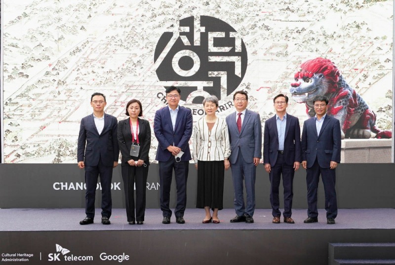 SK텔레콤이 문화재청, 구글과 함께 한국의 대표 유네스코 세계유산인 ‘창덕궁’을 5G MEC 위에 AR 기술로 새롭게 구현했다고 27일 밝혔다. (사진 왼쪽부터) 이강원 SK텔레콤 5GX클라우드 랩스장, 예희강 브랜드마케팅그룹장, 하형일 코퍼레이트2센터장, 정재숙 문화재청장, 나명하 궁능유적본부장, 최재혁 창덕궁관리소장, 허근만 SK텔레콤 ICT Infra센터 Infra Eng그룹장이 기념 사진 촬영을 하고 있는 모습./사진=SK텔레콤