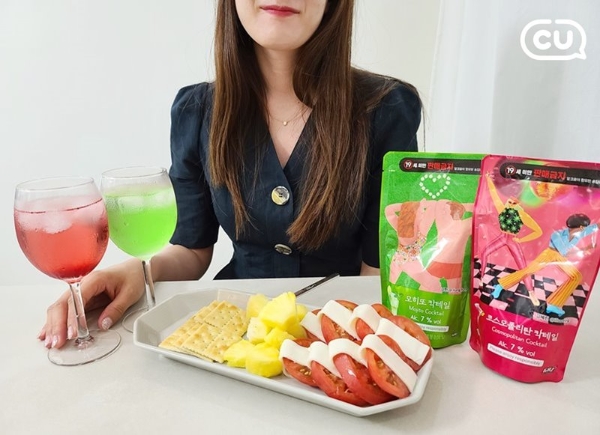 CU는 27일 어디서든 간편하게 즐길 수 있는 ‘파우치 모히또(2500원)’와 ‘파우치 코스모폴리탄(2500원)’을 출시했다. 사진=BGF리테일.
