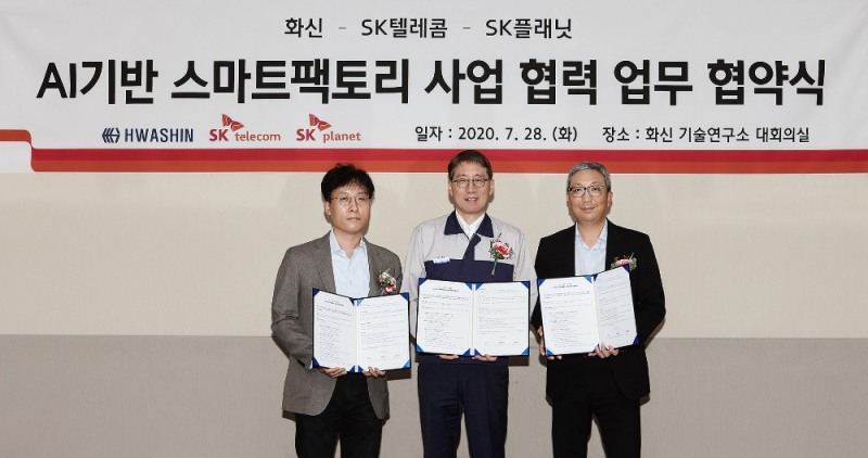 SK텔레콤은 SK플래닛, 화신과 'AI 기반 스마트팩토리 사업 협력'을 위한 업무 협약을 체결했다고 28일 밝혔다. 사진은 업무 협약식에 참석한 최낙훈 SK텔레콤 Industrial/Data 사업 유닛장(왼쪽), 정서진 화신 대표(가운데), 이한상 SK플래닛 대표(오른쪽)의 모습/사진=SK텔레콤