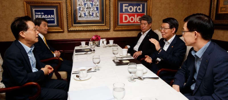 은성수 금융위원장이 29일 여의도에 있는 음식점에서 정책금융기관장들과 조찬 간담회를 하고 있다. (왼쪽부터 시계방향으로) 윤대희 신용보증기금 이사장, 이동걸 산업은행 회장, 윤종원 기업은행장, 은성수 금융위원장, 방문규 수출입은행장 / 사진=금융위원회(2020.07.29)