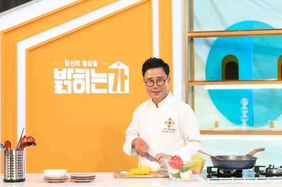 홈플러스가 예능 프로그램 ‘당신의 일상을 밝히는가’를 선보인다고 29일 밝혔다.‘한식대첩 시즌 3’ 우승자 임성근 셰프가 ‘임성근 표 레시피’를 소개하는 랜선 요리교실 콘셉트로 진행된다. / 사진 = 홈플러스