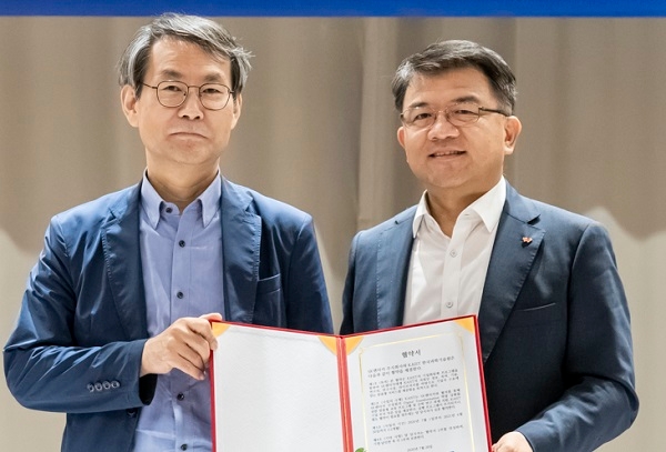 최경철 카이스트 기술가치창출원장(왼쪽)과 김현수 SK렌터카 경영지원본부장. 사진=SK렌터카.