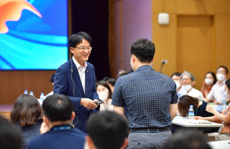 손병환 NH농협은행장이 ‘은행장과 함께하는 디지털 휴먼뱅크 토론회’를 개최했다. /사진=NH농협은행