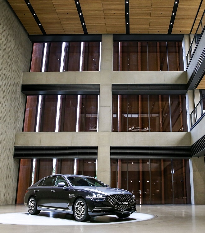 제네시스 수지 1층에 전시된 G90 스타더스트. 사진=제네시스