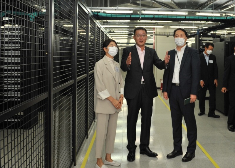 김남호 DB그룹 회장(가운데)가 DB Inc. 데이터센터를 찾아 사업장을 둘러보고 있다/사진=DB그룹