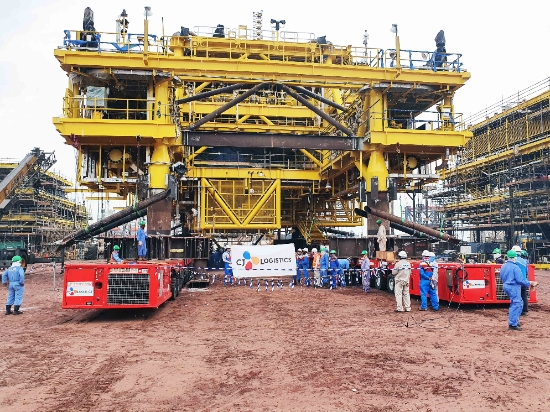 CJ대한통운이 모듈 트랜스포터(SPMT)를 이용해 해양 플랫폼의 메인 덱(Main Deck)을 운송하고 있다. / 사진 = CJ대한통운