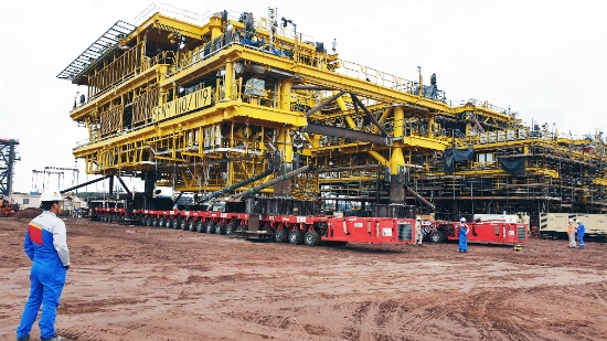 CJ대한통운이 모듈 트랜스포터(SPMT)를 이용해 해양 플랫폼의 오프쇼어 재킷(Offshore Jacket)을 운송하고 있다. / 사진 = CJ대한통운