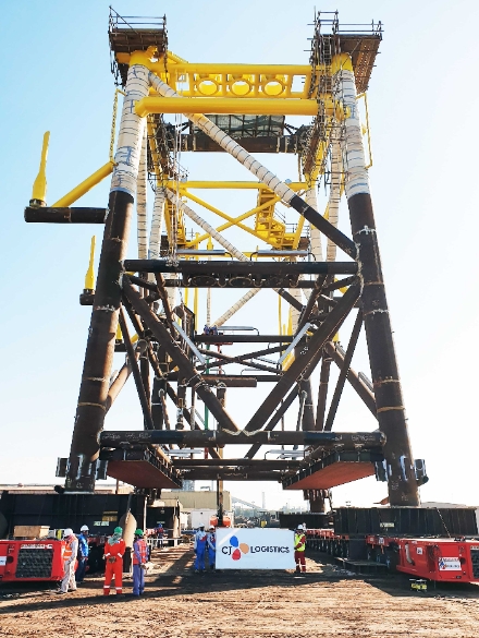 CJ대한통운이 모듈 트랜스포터(SPMT)를 이용해 해양 플랫폼의 오프쇼어 재킷(Offshore Jacket)을 운송하고 있다. / 사진 = CJ대한통운