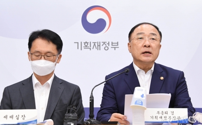 ▲홍남기 경제부총리 겸 기획재정부 장관(오른쪽)이 20일 오후 정부세종청사에서 열린 사전 브리핑에 참석, '2020년 세법개정안'을 발표하고 있다./ 사진=기획재정부