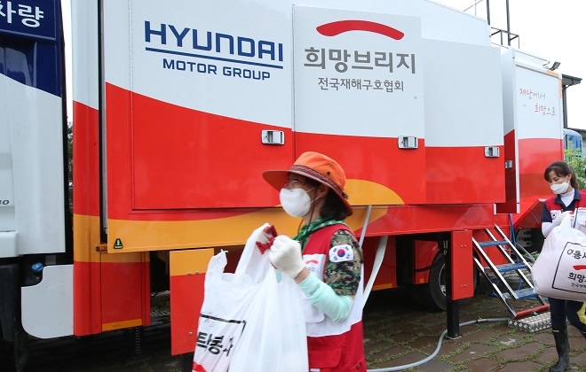 희망브리지 전국재해구호협회 자원봉사자들이 경북 영덕군 강구시장에서 현대차그룹 세탁구호차량으로 세탁 봉사활동을 하고 있다. 사진=희망브리지 전국재해구호협회.