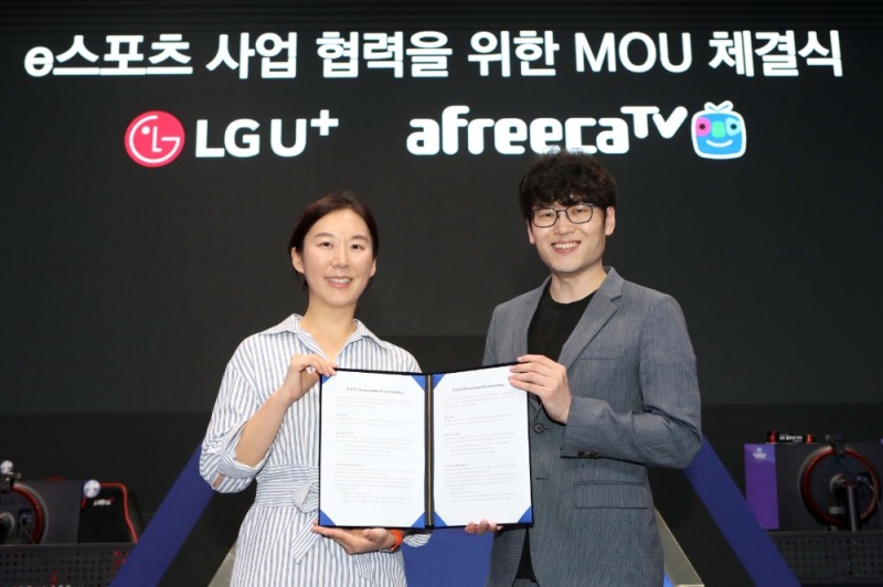 LG유플러스와 아프리카TV는 양사의 서비스 플랫폼 개발과 게임방송 서비스 발굴을 위한 전략적 제휴를 체결했다고 3일 밝혔다. 사진은 27일 서울 잠실 핫식스 아프리카 콜로세움 경기장에서 채정원 아프리카TV 인터랙티브콘텐츠사업본부 본부장(오른쪽)과 손민선 LG유플러스 클라우드서비스담당 상무가 ‘e스포츠 사업 협력을 위한 업무협약’을 체결하는 모습./사진=LG유플러스