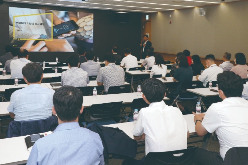 NH농협카드는 지난달 30일 데이터 활용 이해 증대를 위해 임직원을 대상으로 빅데이터 강연을 NH농협은행 본사에서 실시했다./사진=NH농협카드