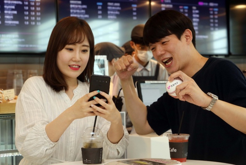 LG유플러스가 프로야구 전용 앱 ‘U+프로야구’에서 9일(일)까지 진행되는 LG 트윈스와 기아 타이거즈, 롯데 자이언츠와 두산 베어스 경기에서 각 팀 대표적인 선수와 실시간 채팅하며 응원하는 편애 중계 ‘마리베(마이리틀베이스볼) 라이브’를 진행한다고 밝혔다. 사진은 모델이 프로야구 전용 앱 ‘U+프로야구’로 응원하며 야구 중계를 즐기는 모습./사진=LG유플러스