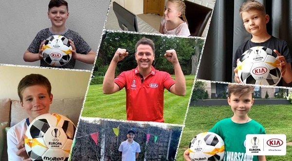 잉글랜드 전 축구선수 마이클 오언(가운데)이 축구화 기부 캠페인 참여를 독려하고 있다. 사진=기아차.