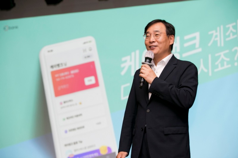 이문환 케이뱅크 행장이 4일 간담회를 열고 주주사들과의 시너지 창출 방안과 향후 출시될 신상품에 대해 설명하고 있다. /사진=케이뱅크