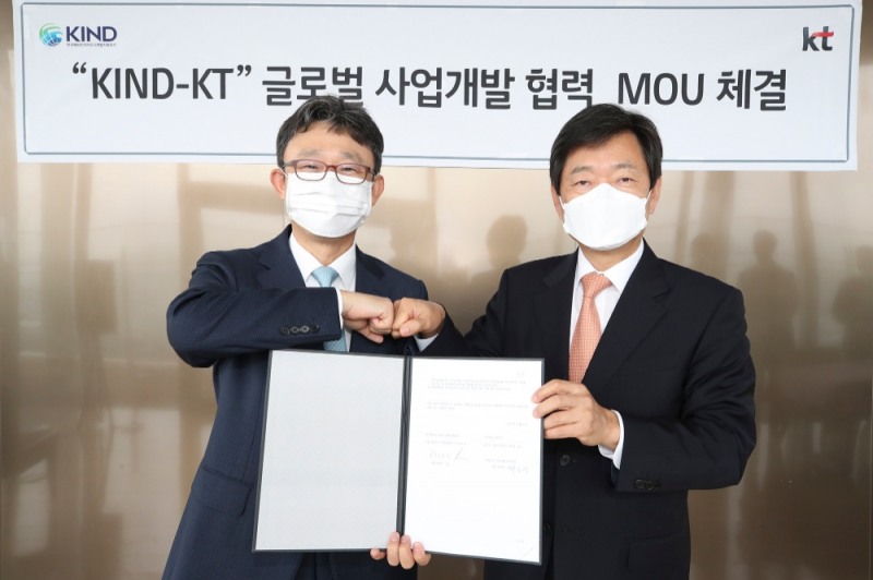 KT가 KIND와 KT 광화문빌딩에서 글로벌 데이터 센터 사업 개발 협력을 위한 MOU를 체결했다고 4일 밝혔다. 박윤영 KT 기업부문 사장(왼쪽)과 허경구 KIND 사장이 업무협약(MOU) 후 기념사진을 촬영하고 있다./사진=KT