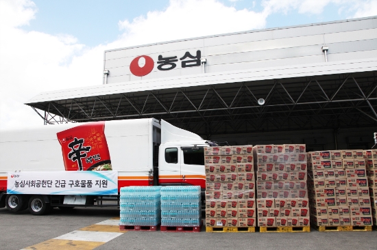 4일 농심은 수해 지역에 신라면컵 등 컵라면 2만개와 백산수(500ml) 2만병을 지원한다고 밝혔다. / 사진 = 농심