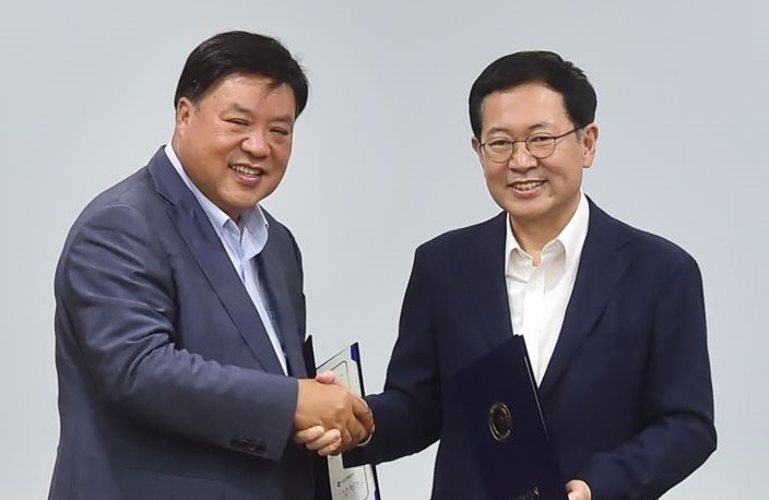 서정진 셀트리온 회장(왼쪽)과 박남춘 인천시장.