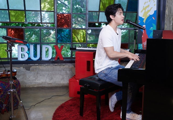 오비맥주 버드와이저가 국내 광고 캠페인 모델 헨리와 함께 ‘헨리의 방구석 콘서트’를 선보인다. 사진=오비맥주.