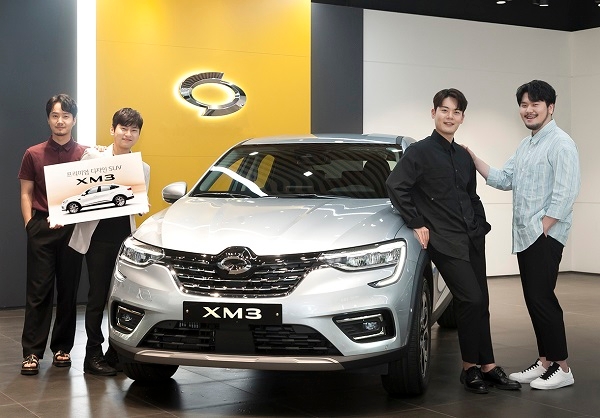 라포엠이 출고받은 XM3 앞에서 기념촬영을 하고 있다. 사진=르노삼성.