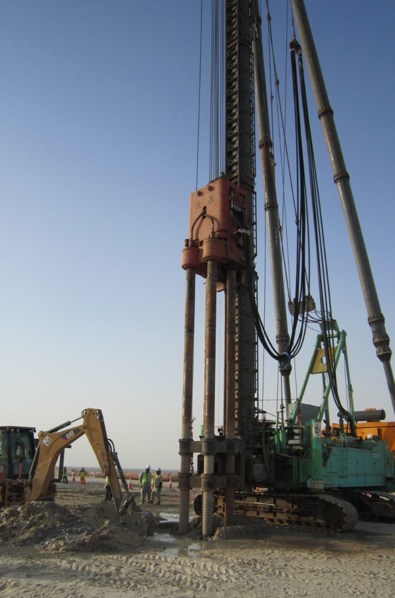 현대건설 현장에서 연약지반 개량을 위해 고화재를 주입 중인 사진 / 사진=현대건설