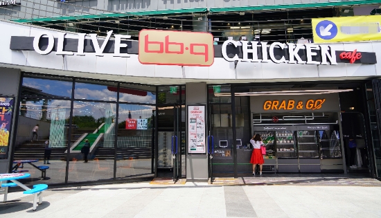 제너시스 비비큐가 경부고속도로 기흥휴게소(부산방향)에 '그랩 앤 고(Grab&Go)' 시스템을 적용한 특화 매장을 오픈했다고 6일 밝혔다. / 사진 = BBQ