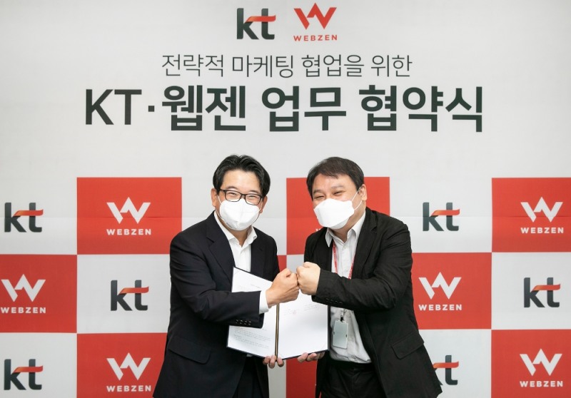 KT가 갤럭시노트20 출시를 기념하여 차별화된 고객 혜택 제공을 위해 게임사 웹젠과 함께 ‘전략적 마케팅 협업을 위한 업무협약(MOU)’을 체결했다고 7일 밝혔다. (왼쪽부터)김훈배 KT 커스터머부문신사업본부장 전무와 김태영 웹젠 대표가 기념 촬영을 하고 있다./사진=KT