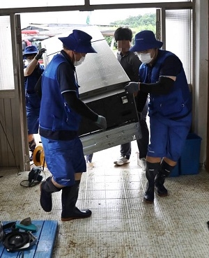 삼성전자서비스 직원들이 경기도 연천군에서 집중호우 피해를 입은 가전제품을 무상 세척하고 있다. 사진=삼성전자.