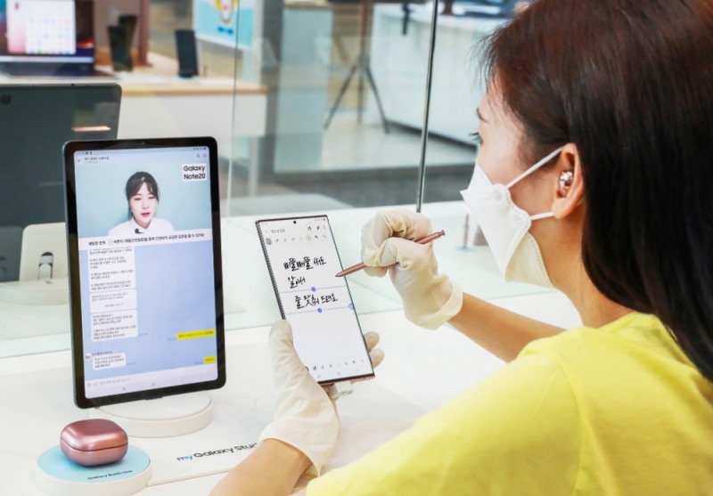'갤럭시 노트20 스튜디오'의 소비자가 비대면으로 심화 체험이 가능한 '마이 갤럭시 스튜디오'를 활용해 체험 전문가와 일대일로 영상을 통해 '갤럭시 노트20'를 체험하고 있다./사진=삼성전자
