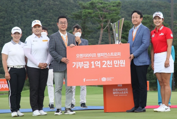 정문국 오렌지라이프 대표이사 사장(왼쪽에서 세번째)와 이병건 국제백신연구소(IVI) 한국후원회 이사장이 챔피언스트로피 참가 선수들과 함께 후원금 전달식에서 기념촬영을 하고 있다. / 사진 = 오렌지라이프