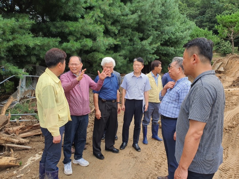 김태환 농협 축산경제대표이사(왼쪽 두 번째)는 평택축협 이재형 조합장(농협중앙회 이사. 사진 왼쪽 세 번째)와 함께 경기도 안성지역 수해 피해농가 현장을 방문했다./사진제공=농협경제지주