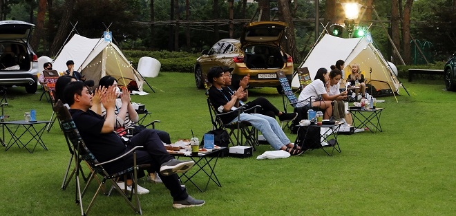 BMW, 롯데월드타워 광장에 휴식공간 '차박존' 조성