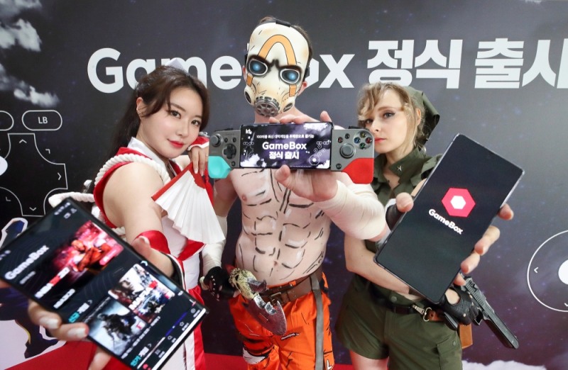 KT 모델들이 12일 광화문 KT스퀘어에서 개최된 ‘게임박스’ 출시 기자설명회에서  KT의 새로운 구독형 스트리밍 게임 서비스 ‘게임박스’를 시연하고 있다./사진=KT